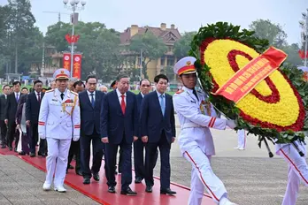 Party, State leaders pay tribute to President Ho Chi Minh on 50th anniversary of national reunification