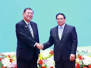 Japanese PM wraps up official visit to Vietnam