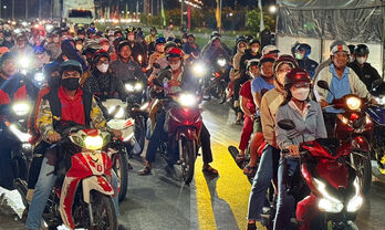 Dòng người qua Long An “xuyên đêm” để về quê nghỉ lễ