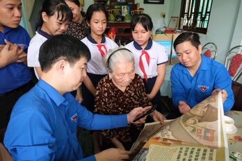 Thanh niên Long An hào hứng với phụ san đặc biệt của Báo Nhân Dân