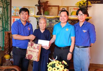 Báo và Đài Phát thanh Truyền hình Long An thăm, tặng quà Bà mẹ Việt Nam Anh hùng