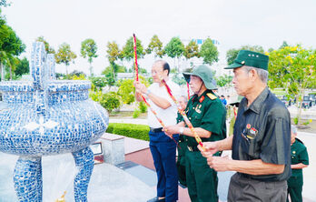 Đoàn Cựu chiến binh Trung đoàn 271 thăm lại chiến trường xưa tại huyện Cần Giuộc