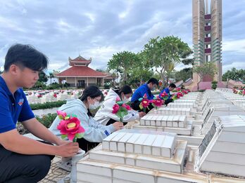 Thắp lên tình yêu quê hương trong thế hệ trẻ