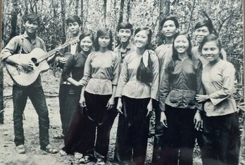 Khúc tráng ca trong bom đạn