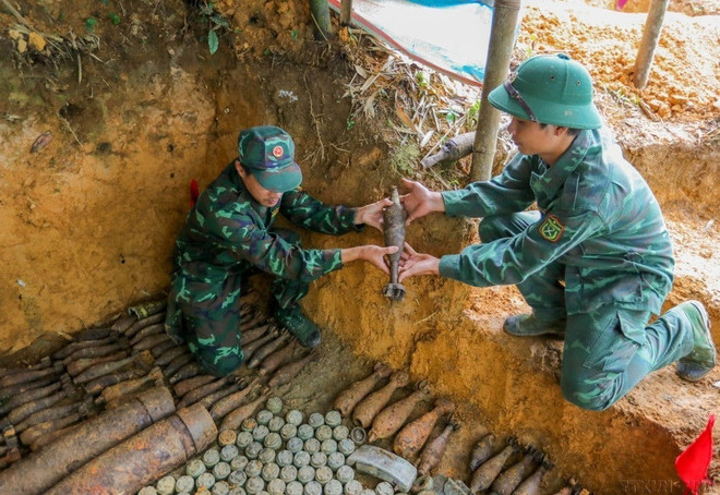Vietnam, US beef up post-war cooperation with launching of UXO disposal training range