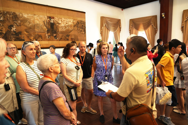 Number of tourists soars during national reunification holidays
