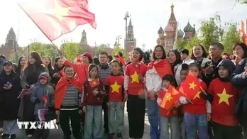 OVs in Russia greet Vietnamese soldiers preparing Victory Day parade in Red Square