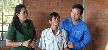 Bàn giao 'Nhà Nhân ái' tặng cựu Thanh niên xung phong
