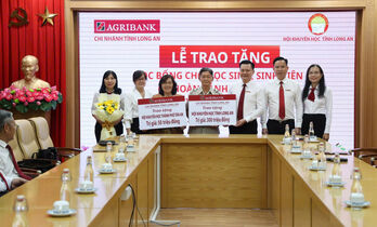 Agribank Long An trao tặng 350 triệu đồng học bổng chắp cánh ước mơ học đường