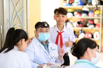 Khám bệnh tai, mũi, họng miễn phí cho 900 học sinh tại TP.Tân An