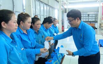 Liên đoàn Lao động tỉnh tổ chức chương trình 'Cảm ơn người lao động' tại huyện Đức Hòa
