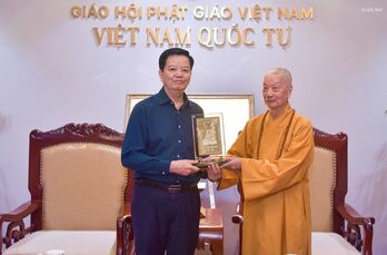 Phó thủ tướng Mai Văn Chính chiêm bái xá lợi Bồ tát Thích Quảng Đức tại Việt Nam Quốc Tự