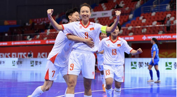 Đánh bại Philippines, futsal nữ Việt Nam đặt một chân vào tứ kết