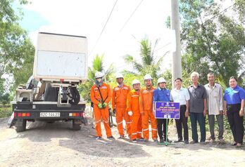 Thắp sáng đường quê bằng đèn năng lượng mặt trời