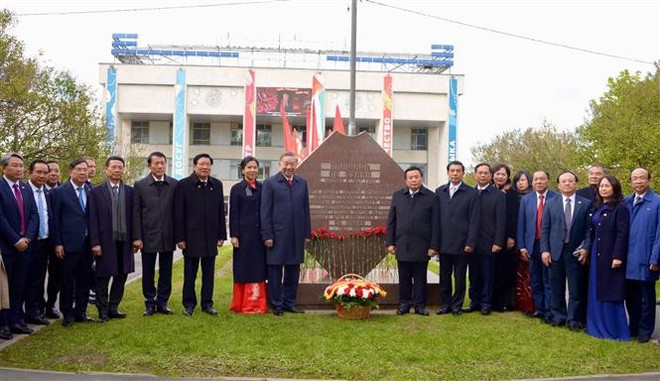 Party chief pays tribute to President Ho Chi Minh, General Secretary Le Duan in Moscow