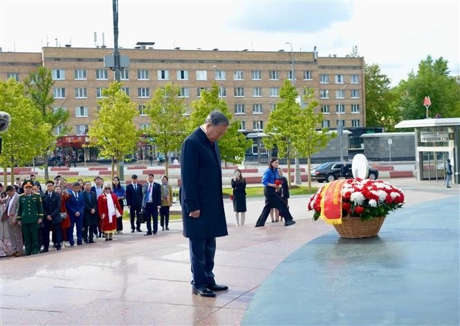 Party chief pays tribute to President Ho Chi Minh, General Secretary Le Duan in Moscow