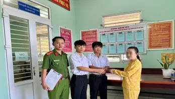 Hai học sinh trả tài sản gần 26 triệu đồng cho người đánh rơi