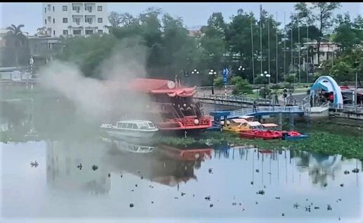 Du thuyền trên sông Vàm Cỏ Tây bốc cháy do chuột cắn gây chập điện