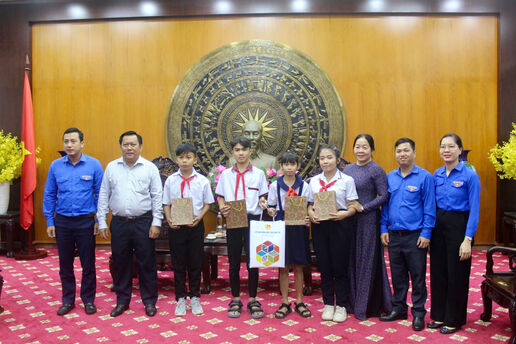 Lãnh đạo UBND tỉnh Long An gặp mặt Đoàn đại biểu tham dự Đại hội Cháu ngoan Bác Hồ toàn quốc lần thứ X