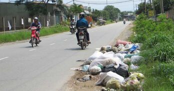 Kiên quyết xử lý nghiêm tình trạng đổ rác bừa bãi ven đường, ao hồ