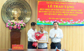 Chủ tịch UBND tỉnh – Nguyễn Văn Út trao Huy hiệu 65 năm tuổi Đảng tại huyện Đức Hòa