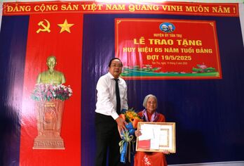 Phó Chủ tịch UBND tỉnh - Nguyễn Minh Lâm trao Huy hiệu 65 năm tuổi Đảng cho Bà mẹ Việt Nam Anh hùng Nguyễn Thị Bảy