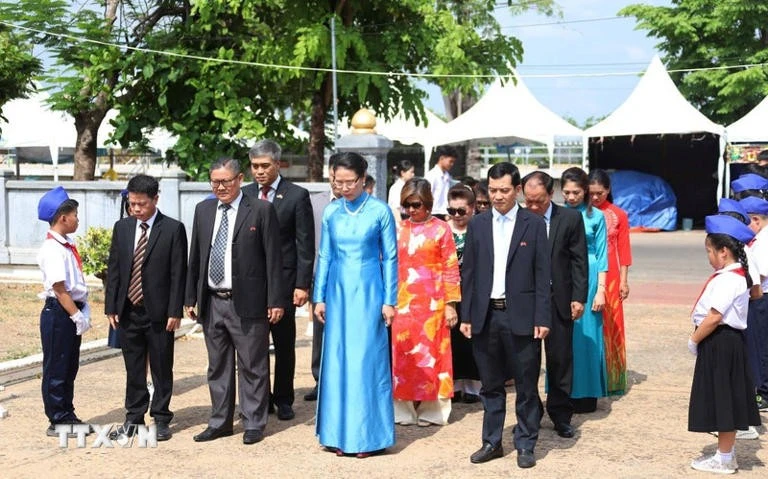 Vietnamese in Laos pay tribute to President Ho Chi Minh