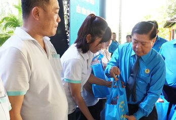 Đồng hành cùng công nhân, lao động