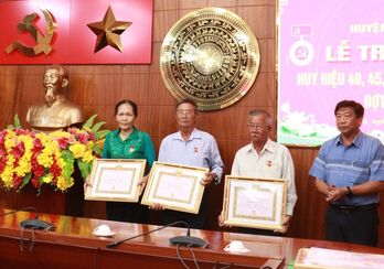 Tân Trụ trao Huy hiệu Đảng đợt 19/5