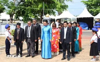 Vietnamese in Laos pay tribute to President Ho Chi Minh