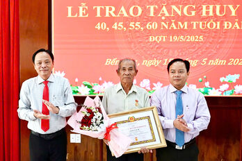 Bến Lức trao tặng Huy hiệu Đảng cho 22 đảng viên