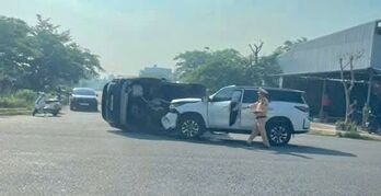 Va chạm giữa hai ôtô, một xe bị lật nghiêng