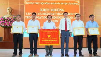 Cần Giuộc trao đổi kinh nghiệm hoạt động giữa Thường trực HĐND huyện và Thường trực HĐND cấp xã