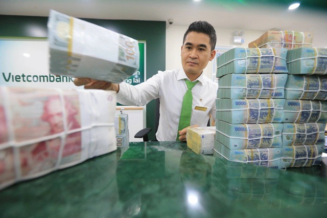 Giá vàng giảm mạnh, lãi suất ở mức thấp