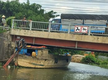 Người đàn ông chạy ghe qua gầm cầu bị va đập tử vong