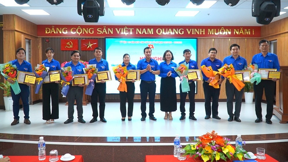 Đoàn Khối cơ quan và doanh nghiệp tỉnh: Khen thưởng 9 tập thể, 25 cá nhân có thành tích trong học tập và làm theo gương Bác