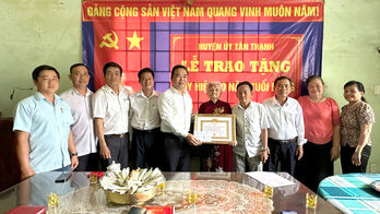 Tân Thạnh trao tặng Huy hiệu Đảng đợt 19/5