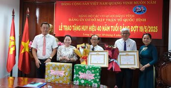 Đảng ủy cơ sở MTTQ tỉnh trao Huy hiệu 40 năm tuổi Đảng