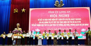 Những 'bông hoa' trong vườn Bác