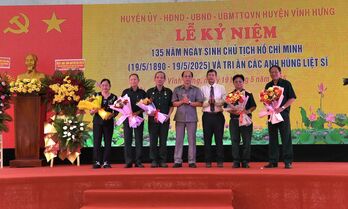 Vĩnh Hưng tổ chức Lễ kỷ niệm 135 năm Ngày sinh Chủ tịch Hồ Chí Minh và tri ân các anh hùng, liệt sĩ