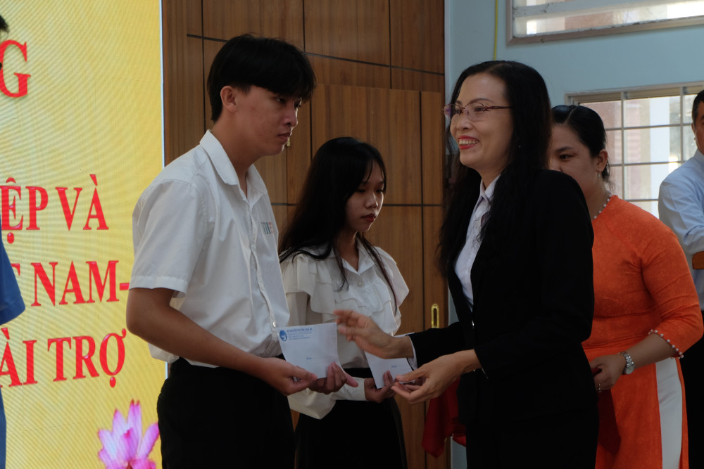 Phó Giám đốc Agribank chi nhánh Long An - Hồ Thị Hồng Nguyên trao học bổng cho sinh viên, học sinh