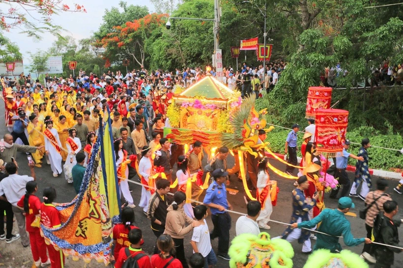 Hàng ngàn du khách và người dân rước tượng Bà Chúa Xứ Núi Sam ở An Giang