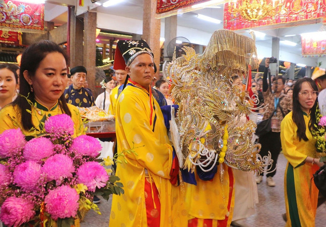 Hàng ngàn du khách và người dân rước tượng Bà Chúa Xứ Núi Sam ở An Giang