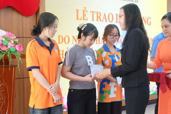 Trao học bổng tổng trị giá 300 triệu đồng cho học sinh, sinh viên