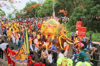 Hàng ngàn du khách và người dân rước tượng Bà Chúa Xứ Núi Sam ở An Giang