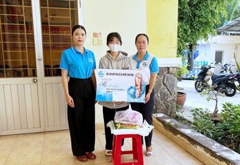 'Mẹ đỡ đầu' ấm áp tình thương