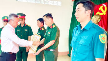 Khen thưởng 4 tập thể và 4 cá nhân có thành tích tốt trong thực hiện Chỉ thị số 05