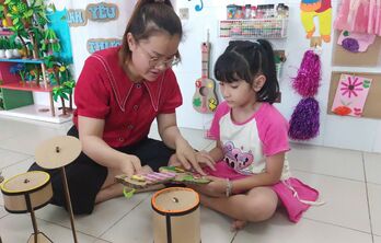 Cô giáo mầm non yêu nghề mến trẻ