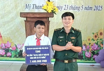 Trao học bổng 'Cán bộ, chiến sĩ quân đội nâng bước em tới trường'