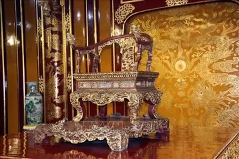 Huế: Một người tự ý xâm phạm ngồi trên ngai vàng ở Điện Thái Hòa